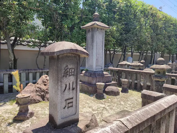 Stone showing connection to the Hosokawa clan