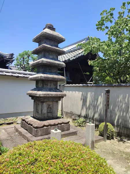Stone pillar commemorating Oda Urakusai