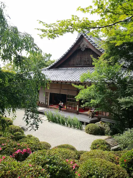 Konpukuji main hall and garden
