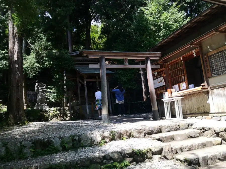 Mikami Jinja Shrine (御髪神社) and Ogura Pond (小倉池)